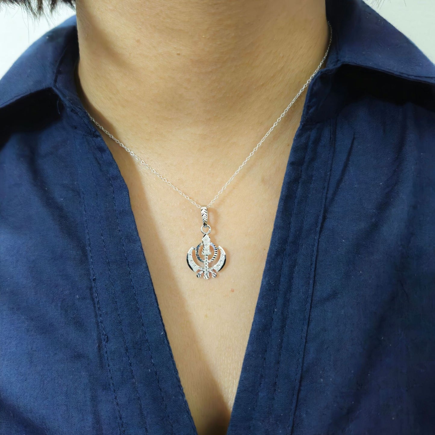 Elegant Khanda pendant with brilliant diamond-cut detailing
